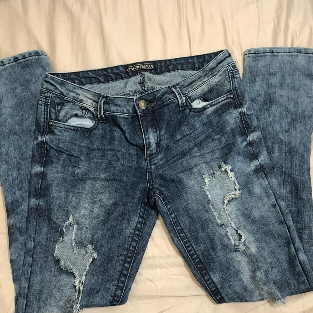 💙 3/20 Almost Famous jeans